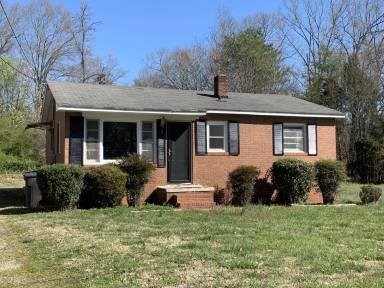 Main picture of 1702 Lakeview Dr