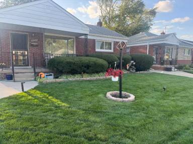 Main picture of 20455 Strathmoor St