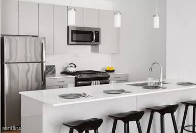 Main picture of 200 S Halsted St