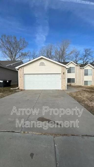 Main picture of 338 W Irving St