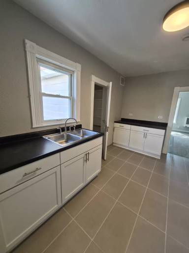 Main picture of 210 1/2 Adams Ave
