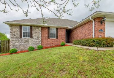 Main picture of 1842 N Fallbrook Way