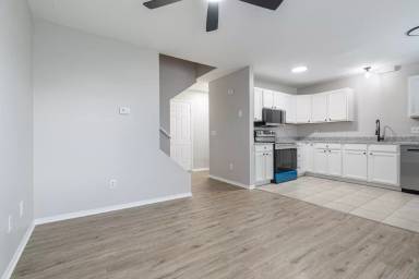 Main picture of 829 N Oakland Ave