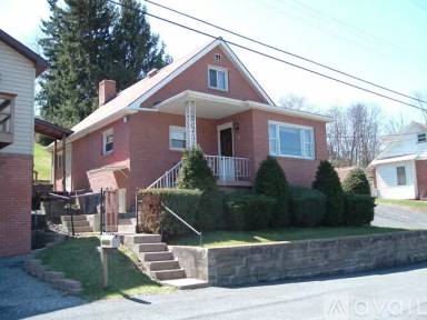 Main picture of 301 E Reynolds St