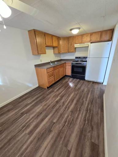 Main picture of 209 1/2 W School St