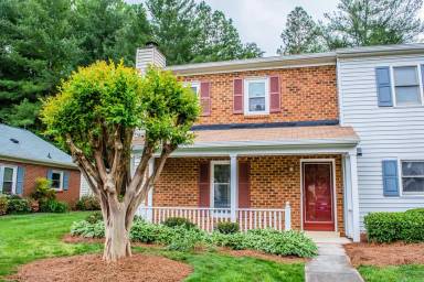 Main picture of 321 Oak Arbor Ln