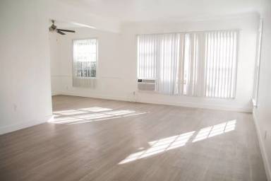 Main picture of 5318 Radford Ave