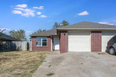 Main picture of 305 E Southern Trace Dr