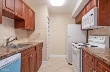 Main picture of 120 Lakeview Dr