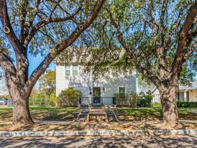 Main picture of 2564 Wabash Ave