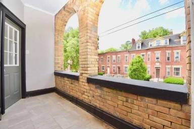 Main picture of 1687 1/2 Oak St