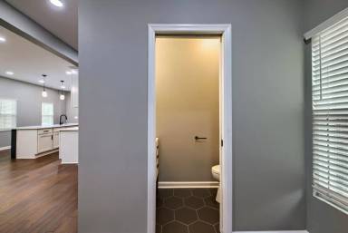Main picture of 2379 Summit St
