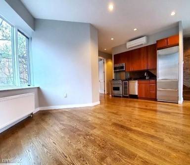 Main picture of 167 W 10th St