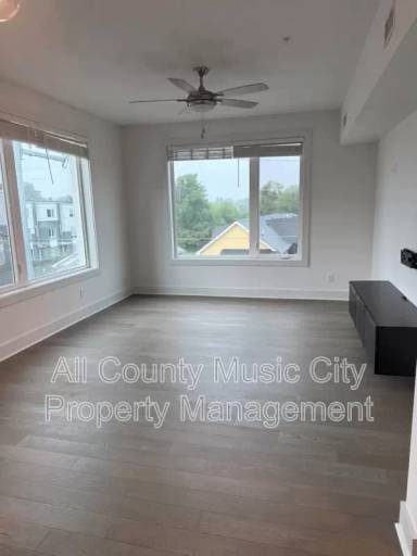 Main picture of 1041 E Trinity Ln Apartments
