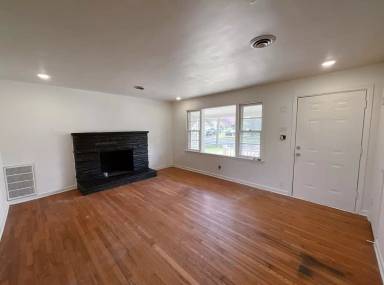 Main picture of 1731 N Kentwood Ave