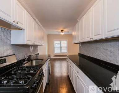 Main picture of 724 W Roscoe St