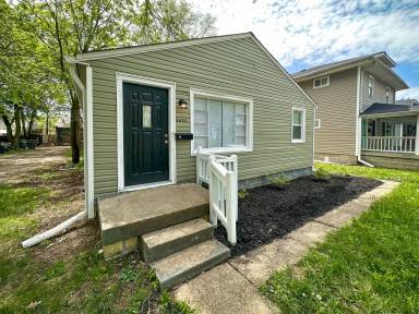 Main picture of 2833 E Vermont St