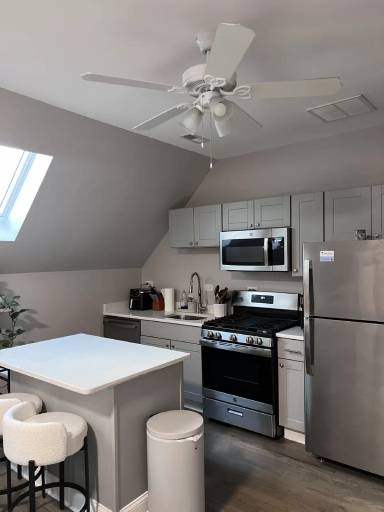 Main picture of 2225 N Leavitt St