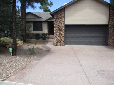 Main picture of 820 E Pine Ln