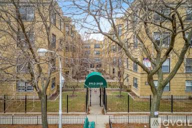 Main picture of 3910-28 N Pine Grove Ave