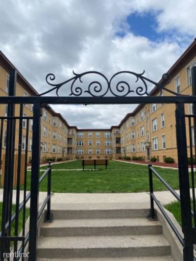 Main picture of 4614 S Lake Park Ave