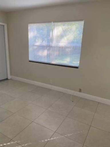 Main picture of 702 NE 40th St