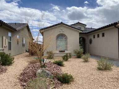 Main picture of 204 W Green Jade Dr