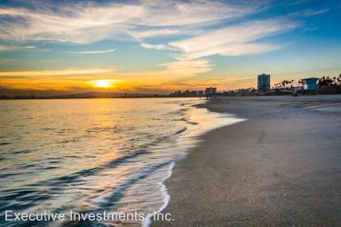 Main picture of 323 W 4th St