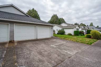 Main picture of 8415 NE 55th St