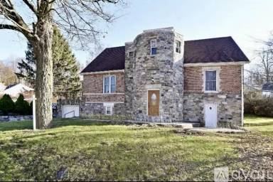 Main picture of 2 Hollowbrook Pl