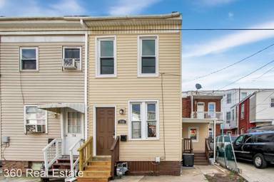 Main picture of 716 School St