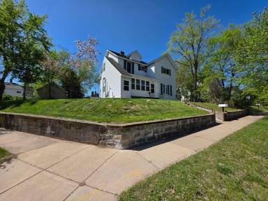 Main picture of 927 E Grand Ave