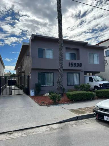 Main picture of 15938 Vanowen St
