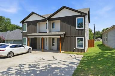 Main picture of 229 W Bond St