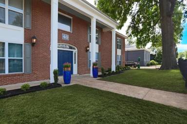 Main picture of 40 S Morrison St