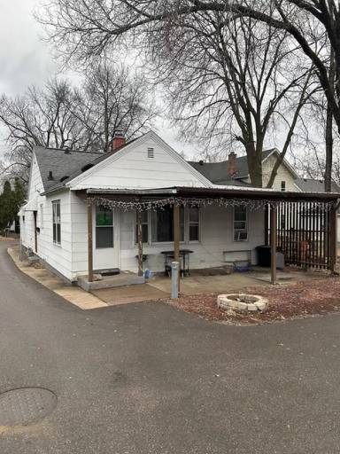Main picture of 915 Lakeside Ave