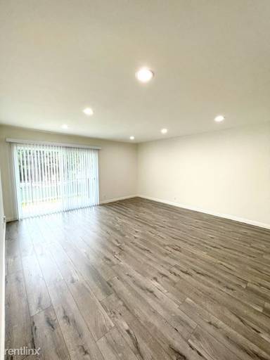 Main picture of 144 S Doheny Dr