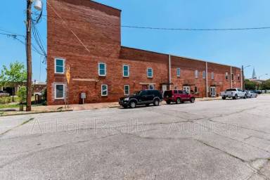 Main picture of 913 Walker St