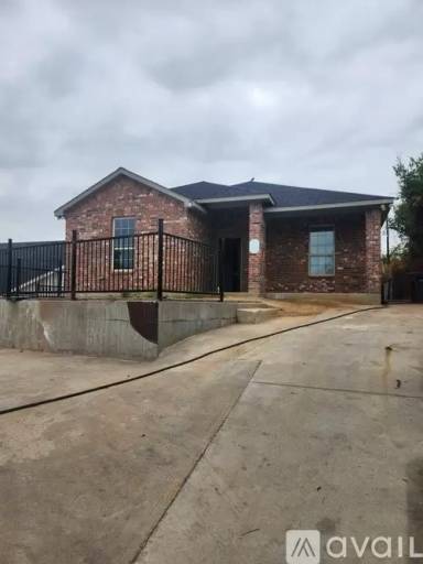Main picture of 2605 Hutchinson St