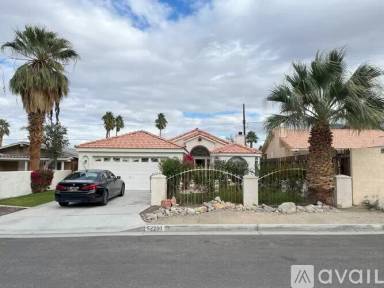 Main picture of 52280 Avenida Madero