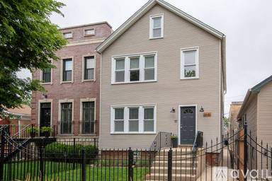 Main picture of 2630 W Medill Ave