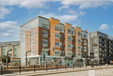 Main picture of University Avenue West