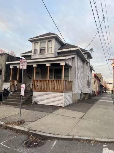 Main picture of 483 Yates St