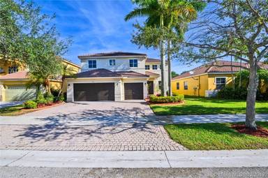 Main picture of 736 Tulip Cir
