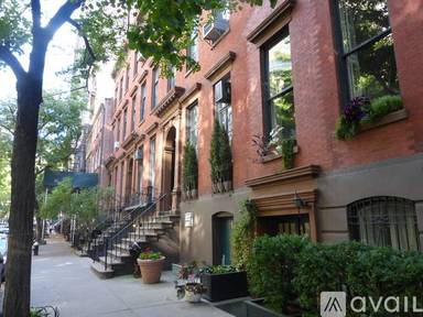 Main picture of 515 W 48th St