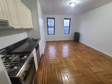 Main picture of 77 E 208th St