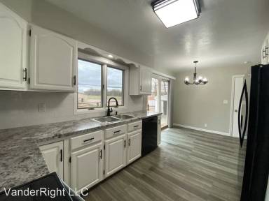 Main picture of 913 E Pam Rd