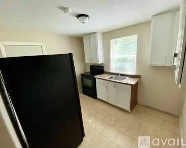 Main picture of 1102 W 10th St