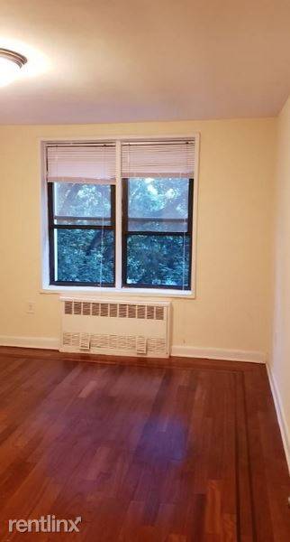 Main picture of 8237 Kew Gardens Rd
