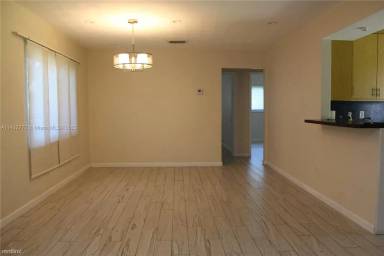 Main picture of 4541 SW 25th Ave